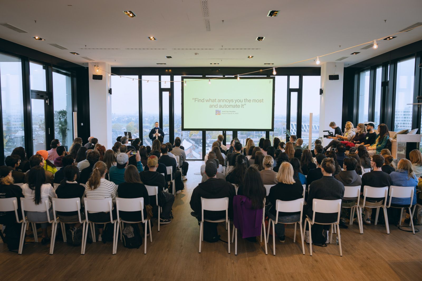 Vortrag beim Figma Maker Collective Düsseldorf. Publikum verfolgt Präsentation zu Automatisierung und KI-gestütztem UX/UI Design.